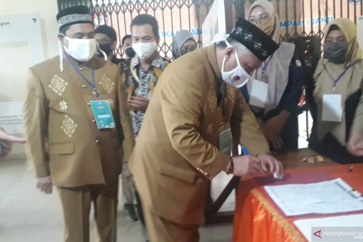 Sukirman-Bong Ming Ming mendaftar calon peserta Pilkada Bangka Barat