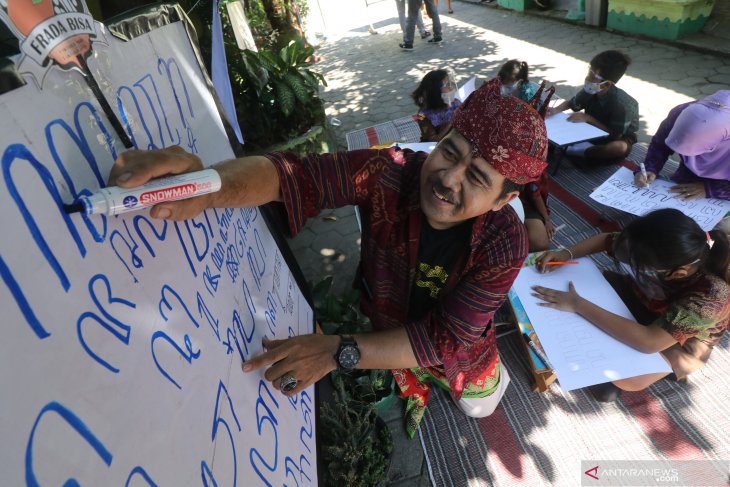 Menulis Aksara Jawa Peringati Hari Hari Aksara Internasional