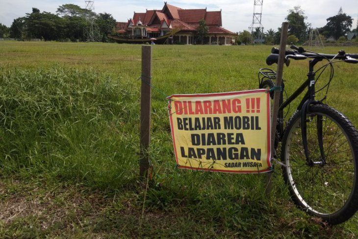 Dilarang...! belajar mobil di dalam lapangan