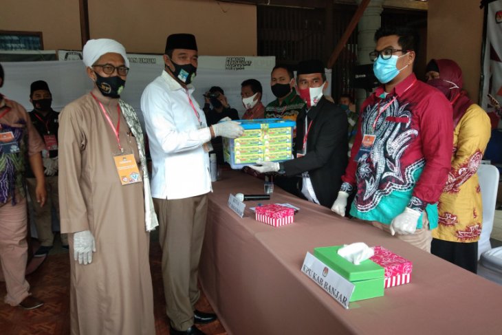 Haji Rusli-Guru Fadlan serahkan berkas ke KPU Banjar