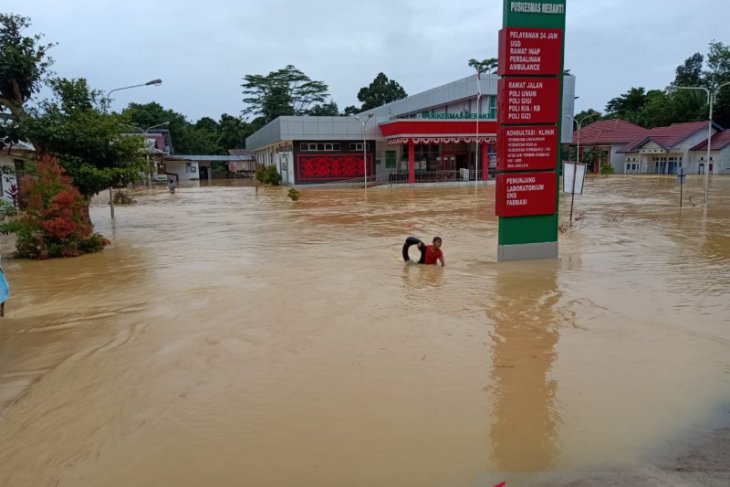 Karolin imbau masyarakat waspadai potensi banjir dan longsor