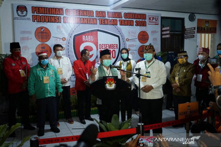 Pilkada Kalteng, Sugianto-Edy jalan kaki dan hujan gerimis saat daftar ke KPU
