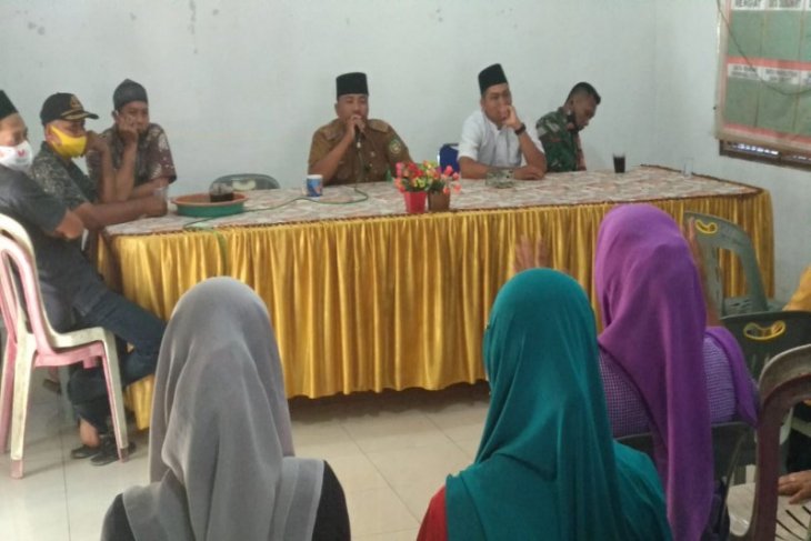 Puluhan wanita Hinai Langkat minta penjelasan soal penerima BST