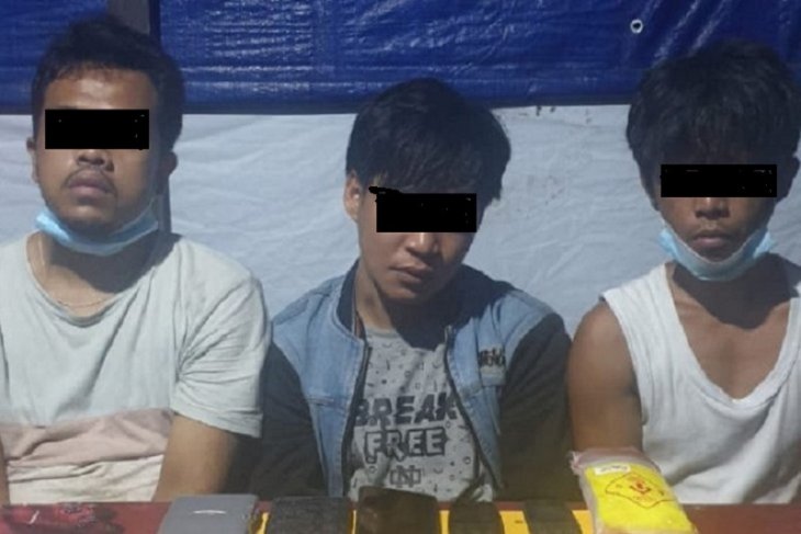 Tak sadar diintai pengedar narkoba tidak bisa mengelak saat diringkus, bandar dan kurirnya juga digelandang