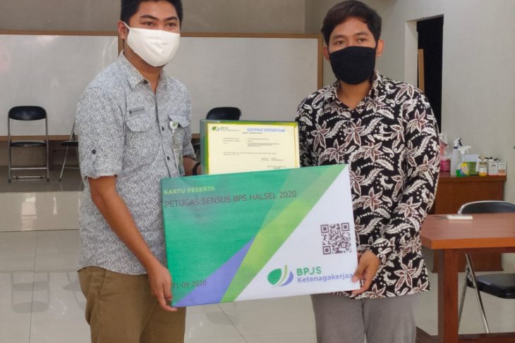 Terima Kartu Kepesertaan BPJAMSOSTEK Petugas Sensus Halsel Terlindungi