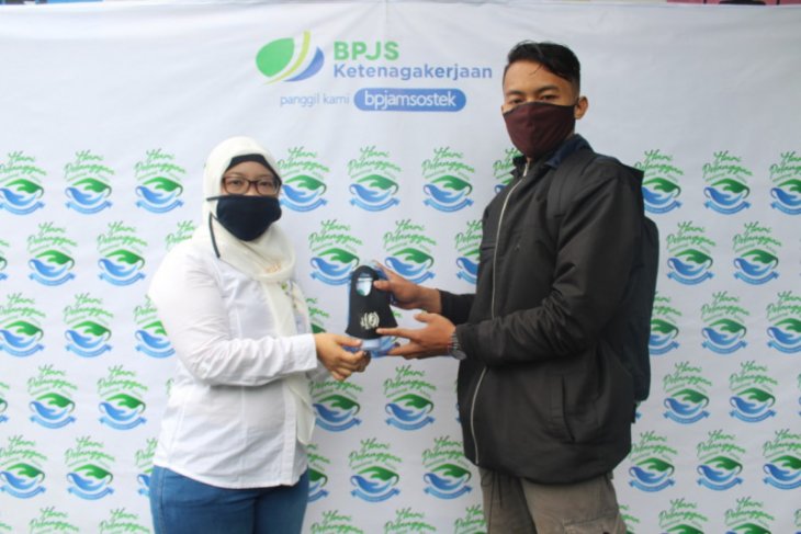 Harpelnas 2020 BPJAMSOSTEK Ternate bagikan souvenir menarik