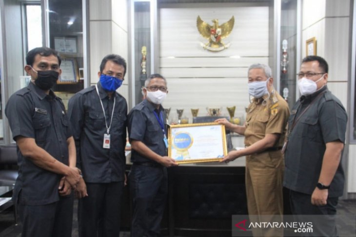 Bupati HST terima penghargaan dari BPS