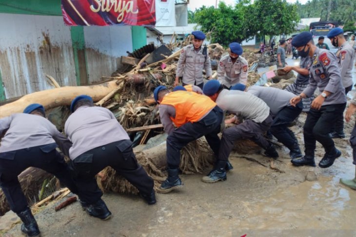 Banjir bandang hanyutkan tiga rumah di Bone Bolango