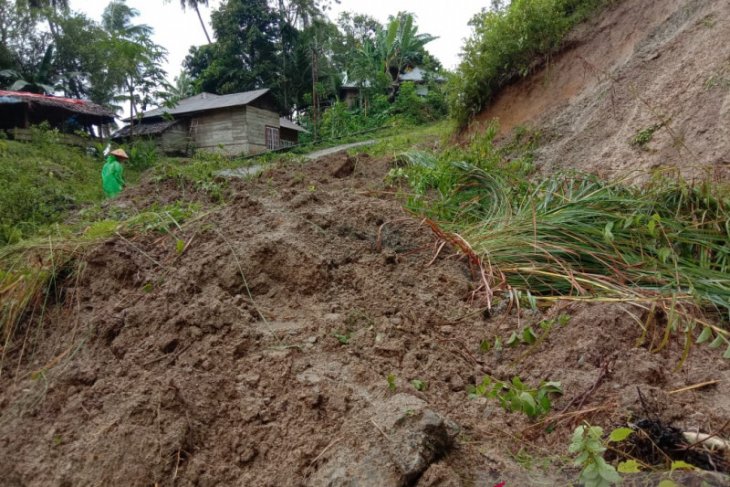 Puluhan keluarga terisolasi akibat longsor timbun akses jalan, distribusi hasil pertanian juga terganggu