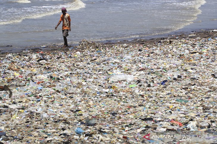 Sampah plastik menumpuk di pantai 