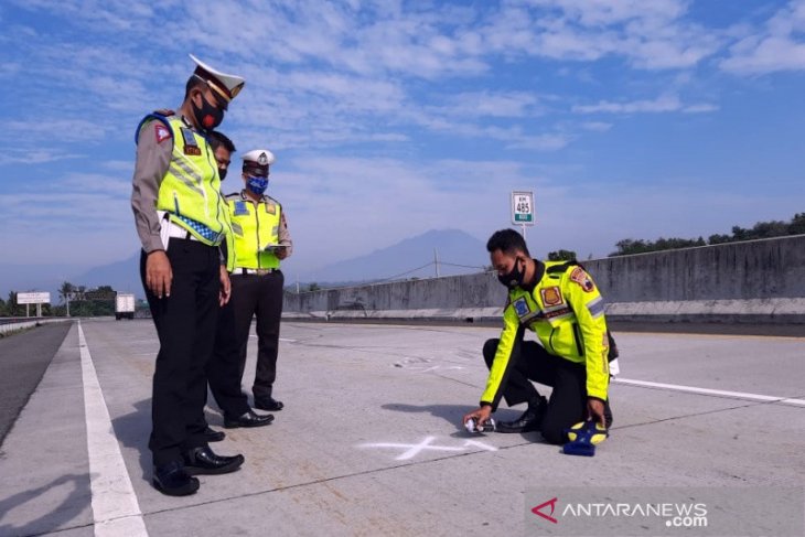 Polisi olah TKP kecelakaan beruntun di Tol Solo-Semarang