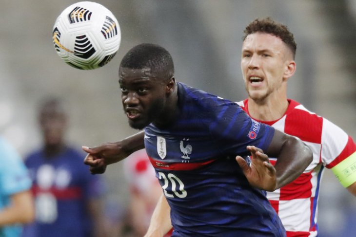 Pelatih: Dayot Upamecano yang diincar MU tetap di Leipzig
