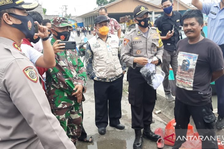 Kapolres Bangka jatuhkan sanksi bernyanyi warga tidak makai masker