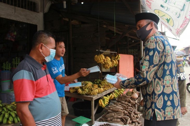 Sekda Tanjabbar bagikan masker kepada warga