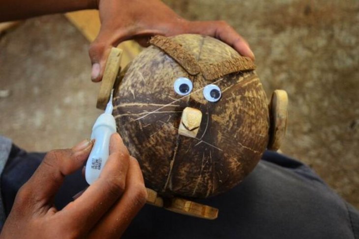 Kerajinan berbahan limbah batok kelapa