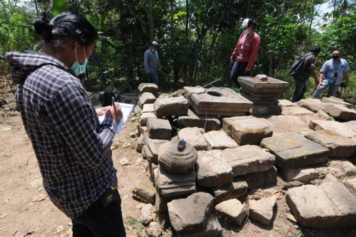 Penelitian batu Candi Tibayan