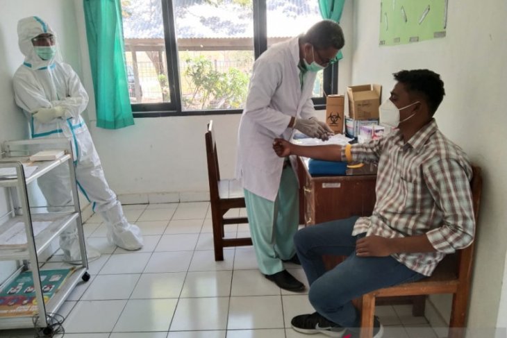 Sejumlah wartawan di uji swab usai menteri Edhy Prabowo terkonfirmasi positif COVID-19