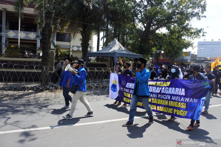 Unjuk Rasa Protes Relokasi Saluran Irigasi