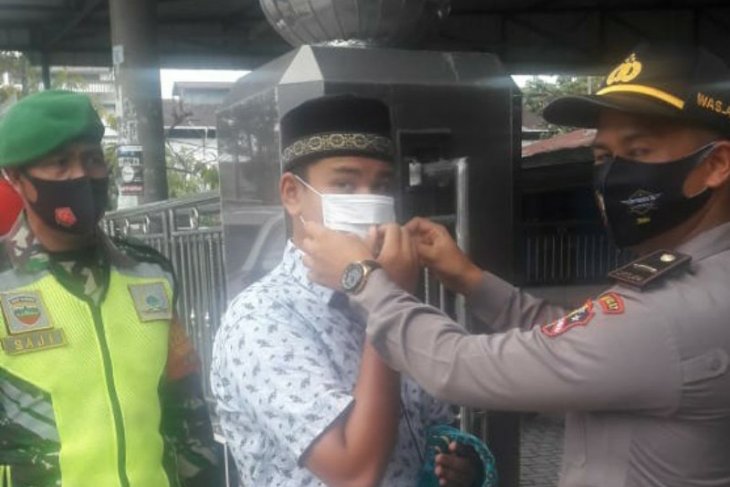 Siswa Setukpa Polri bagi masker di Pematangsiantar