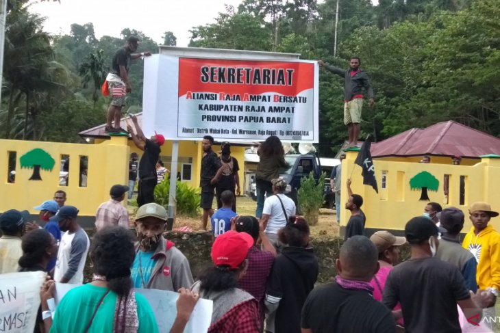 Aliansi Raja Ampat bersatu duduki kantor Golkar