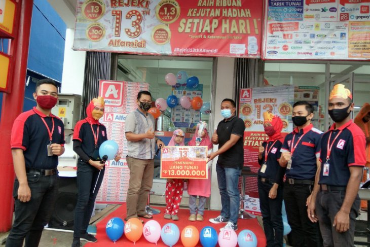 Alfamidi serahkan hadiah uang tunai kepada konsumen di Ambon