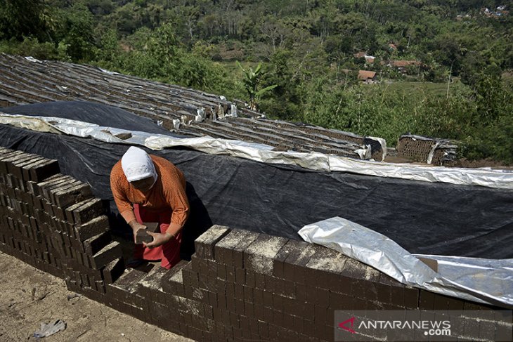 Produksi batu bata meningkat 