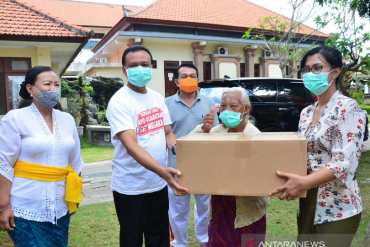 Sekda serahkan bantuan 82.000 masker ke panti sosial se-Bali