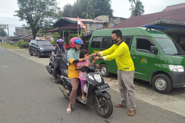Masuk zona merah, Kejari Aceh Jaya bagikan ratusan masker kepada masyarakat