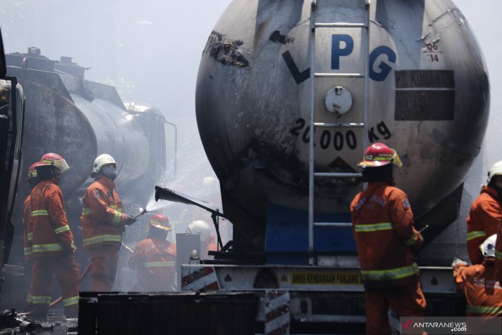 Lima truk tangki terbakar