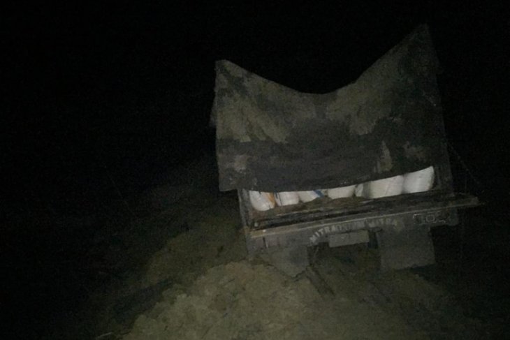 Mobil truk tersangkut di longsoran, rombongan Plt Gubernur Aceh Nova Iriansyah terjebak macet