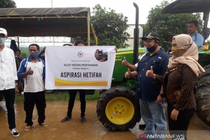 Hetifah bantu alat pertanian kepada tujuh kelompok tani