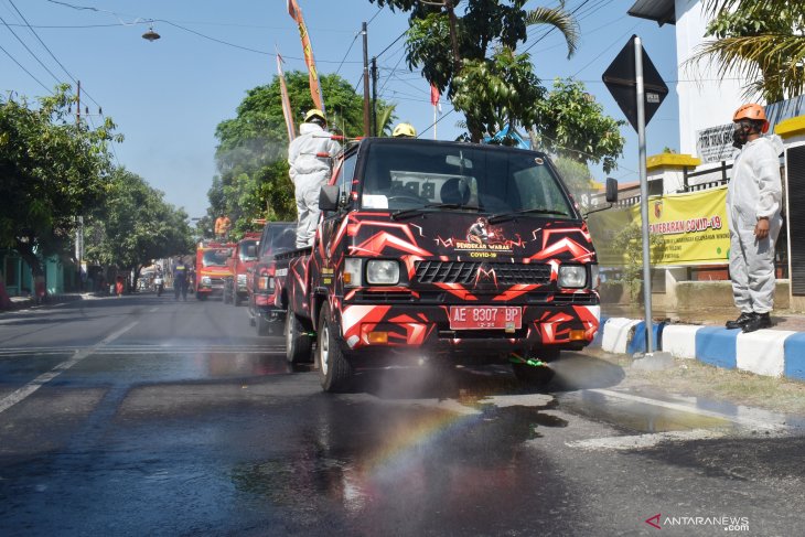 Penyemprotan Massal Disinfektan di Madiun