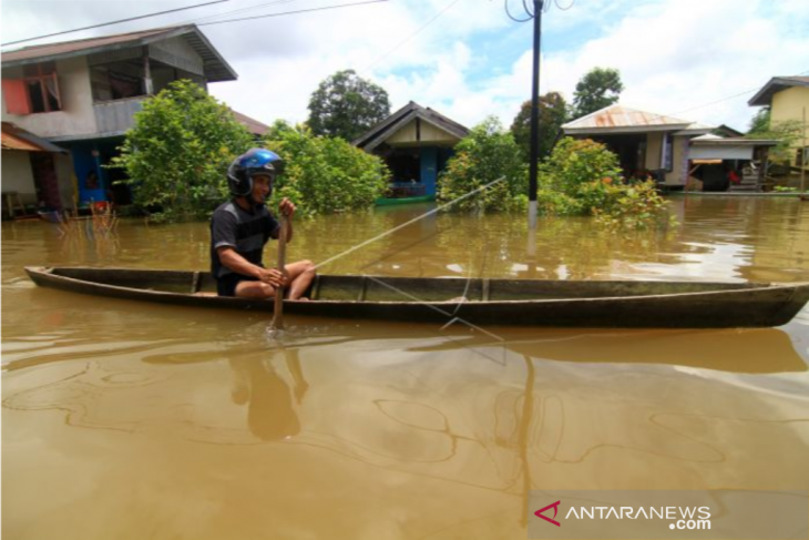 Melintasi banjir di Putussibau Selatan