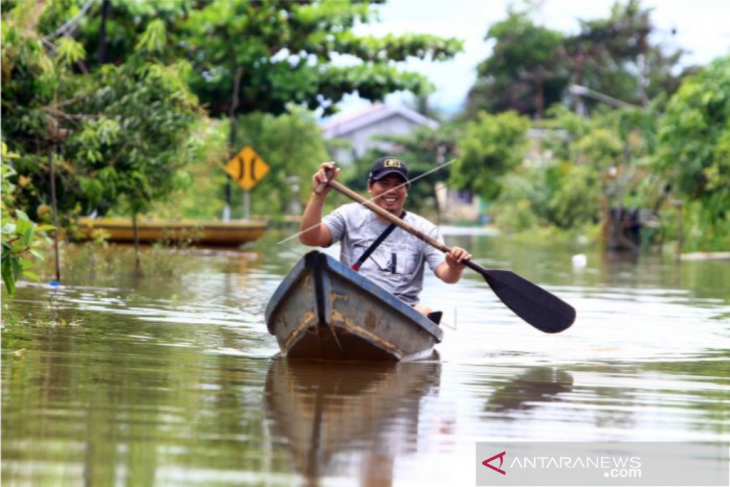 Melintasi banjir di Putussibau Selatan