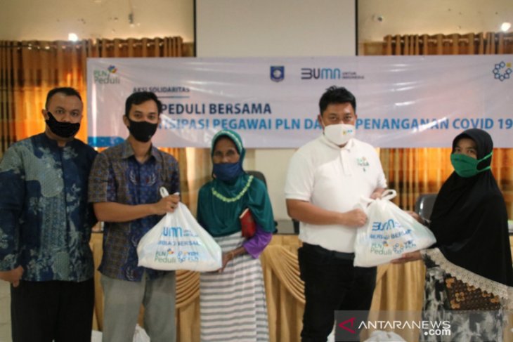 Bantu Warga Terdampak Covid-19, PLN Bagikan 300 Paket Sembako