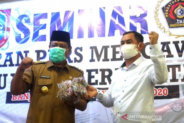 Bantuan Masker Untuk PWI Kalsel