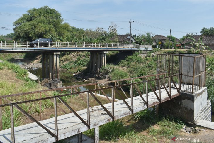 Sungai Jeroan Madiun Mengering