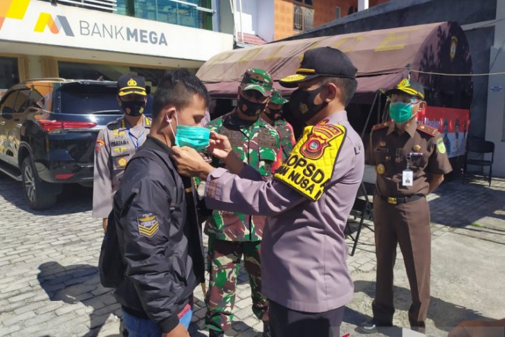Kapolda Gorontalo dan Danrem bagikan masker pada Operasi Yustisi