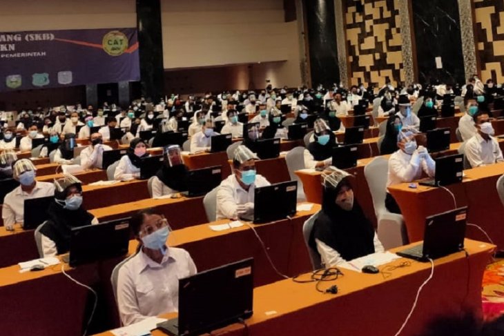 Peserta tes SKB wajib pakai sarung tangan lateks dan faceshield
