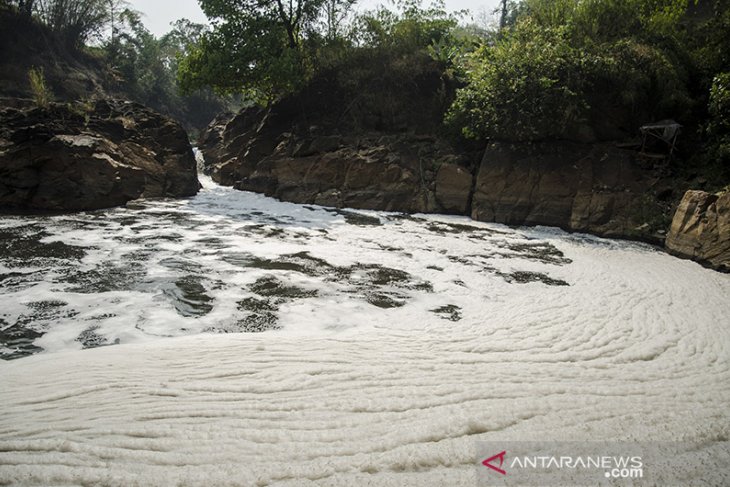 Tumpukan buih di Curug Jompong 