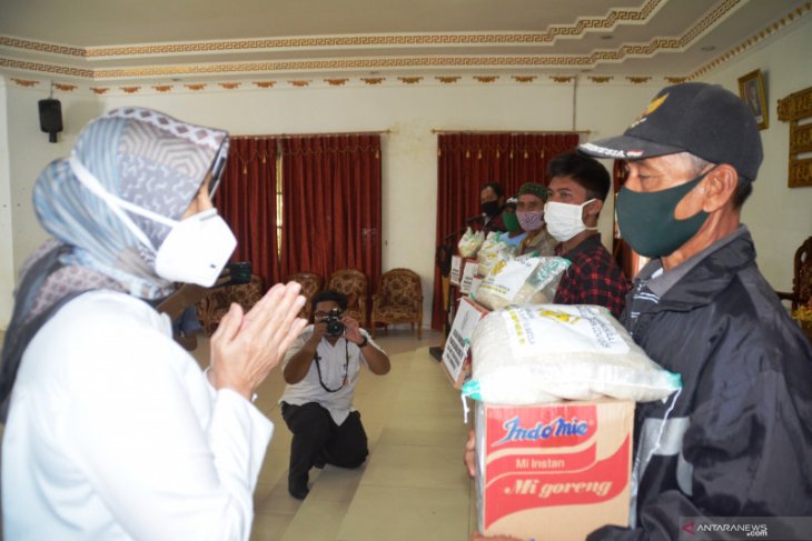 Bupati kembali bantu sembako untuk perkumpulan seni