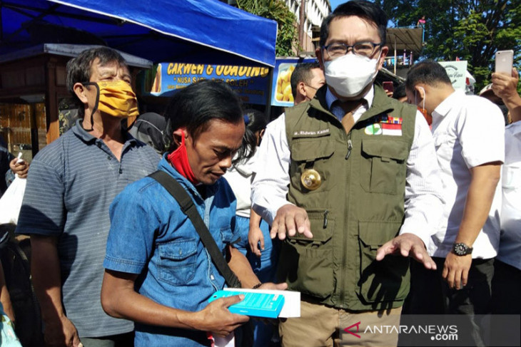 Ridwan Kamil beri hadiah telepon pintar untuk warga viralkan