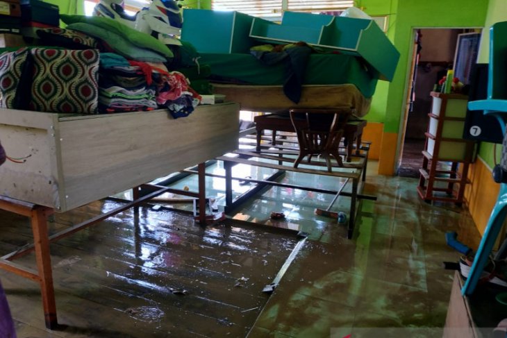 Banjir Putussibau mulai surut waspada banjir kiriman daerah hilir