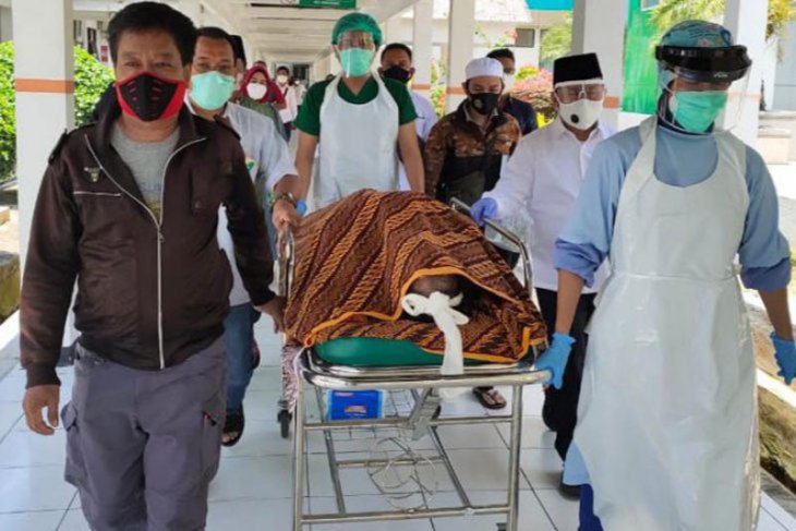 Gubernur antarkan jenazah Ketua MUI Kalteng ke rumah duka
