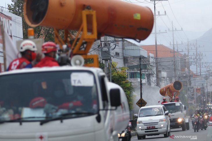 Penyemprotan Disinfektan Massal di Kediri