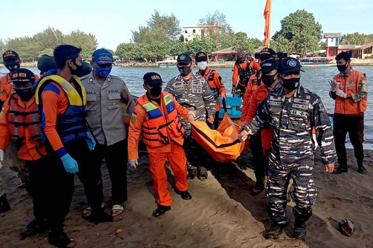 Tim SAR temukan seorang dari dua korban tenggelam di pantai
