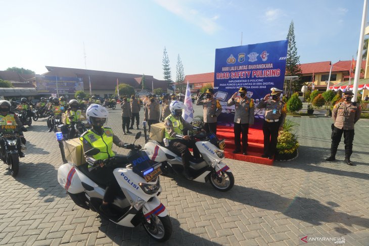 Polda bagikan paket sembako dan masker sambut HUT Lalu Lintas