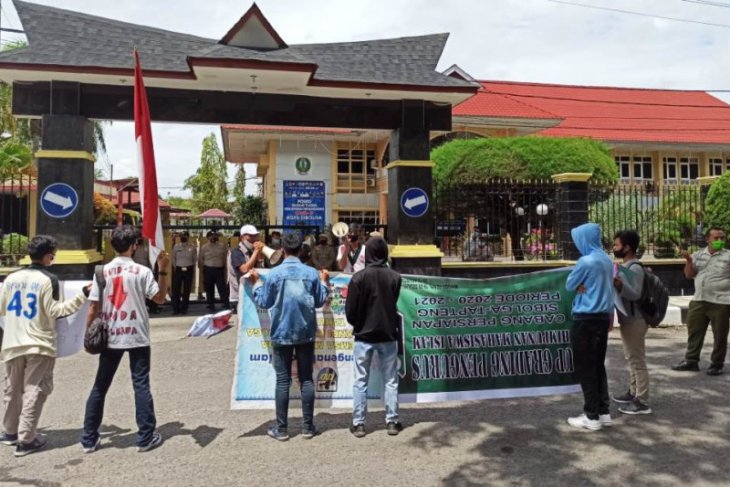 HMI demo minta pilkada Sibolga ditunda