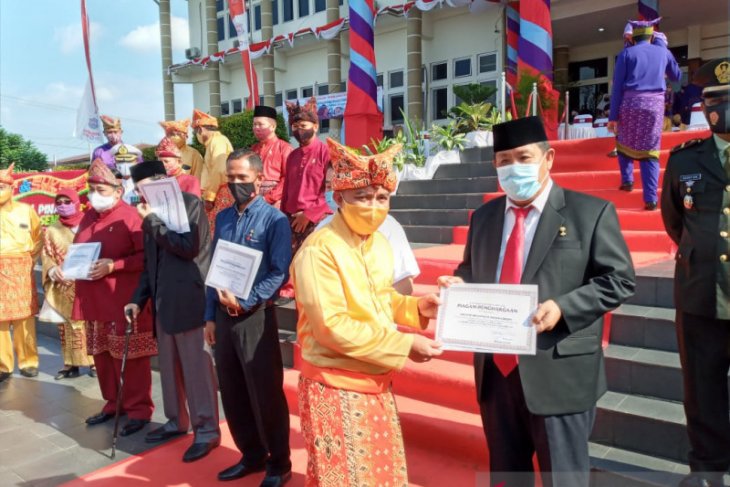 Pemkot Pangkalpinang memberikan pin emas kepada lima tokoh masyarakat