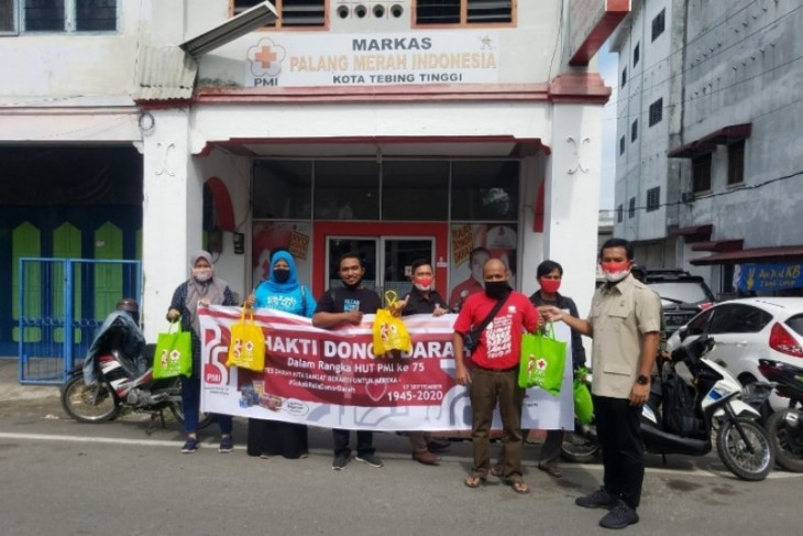 HUT ke-75, PMI Tebing Tinggi bagi-bagi masker